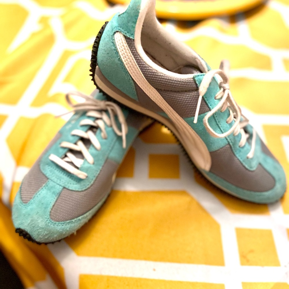 Super cute teal and gray Puma Speeder women sneakers size 8 in great condition